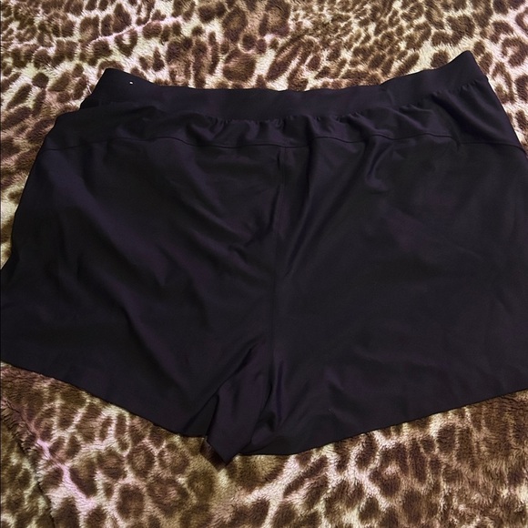 Old Navy Women's Black Athletic Shorts - Picture 4 of 4